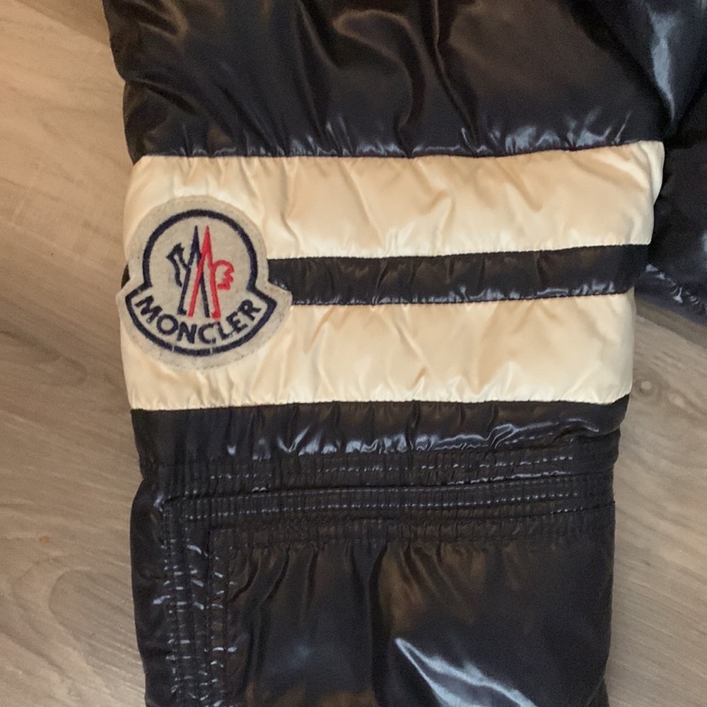 Moncler short, down puffer jacket in navy blue and off-white, size 2 - Picture 8 of 15